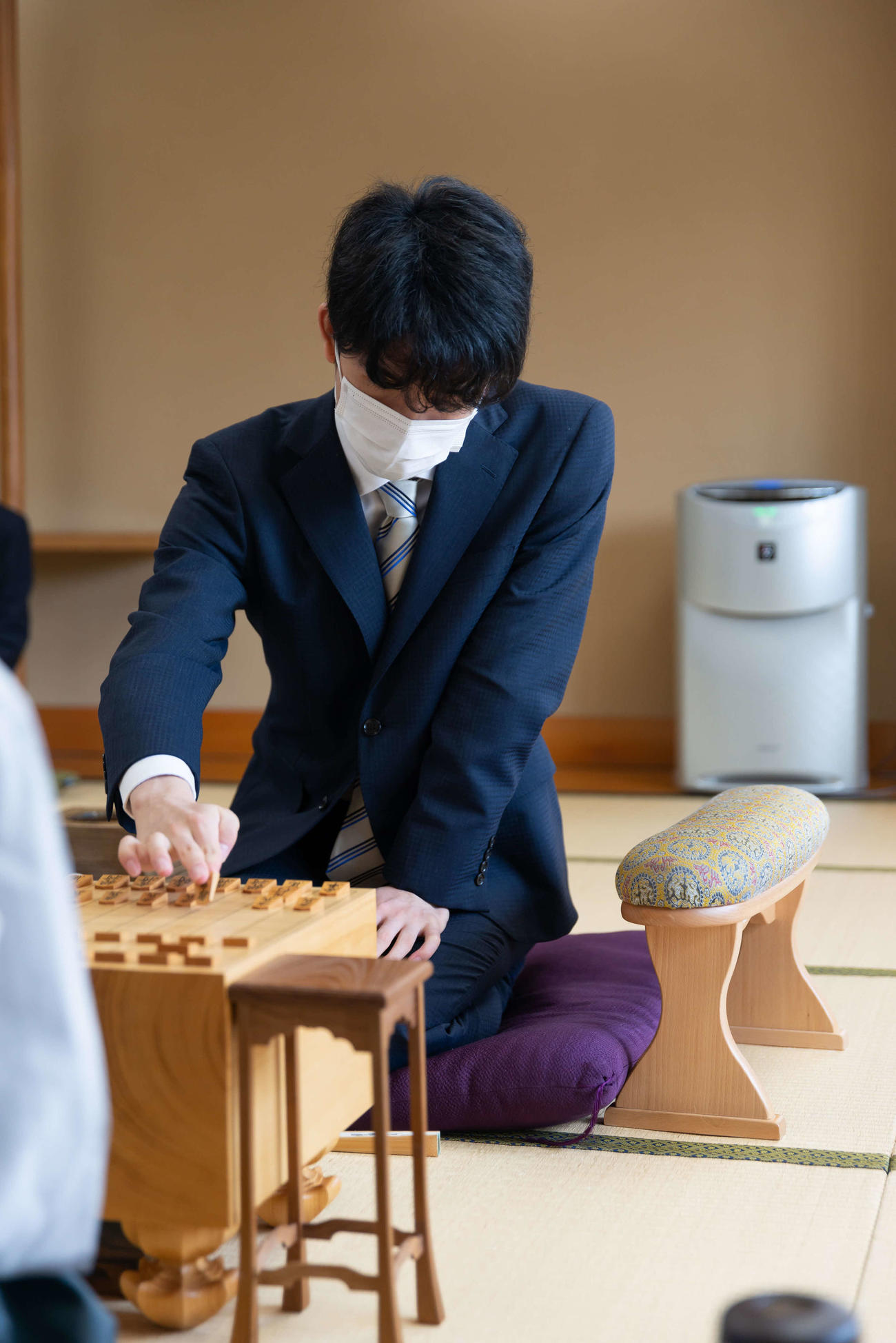 第91期棋聖戦5番勝負の第1局で初手を指す藤井聡太七段（日本将棋連盟提供）