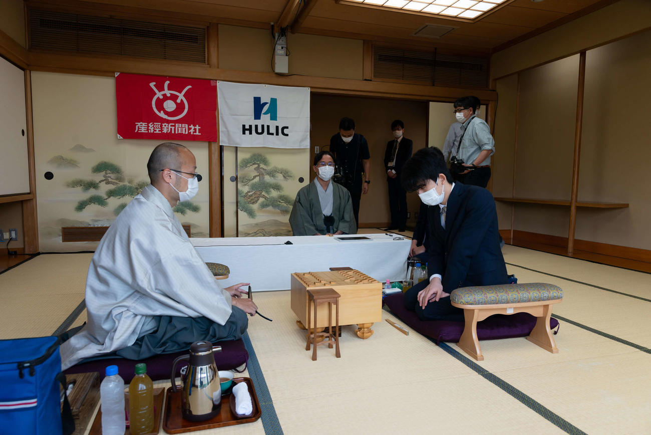 第91期棋聖戦5番勝負の第1局で対局する渡辺明棋聖（左）と藤井聡太七段（日本将棋連盟提供）