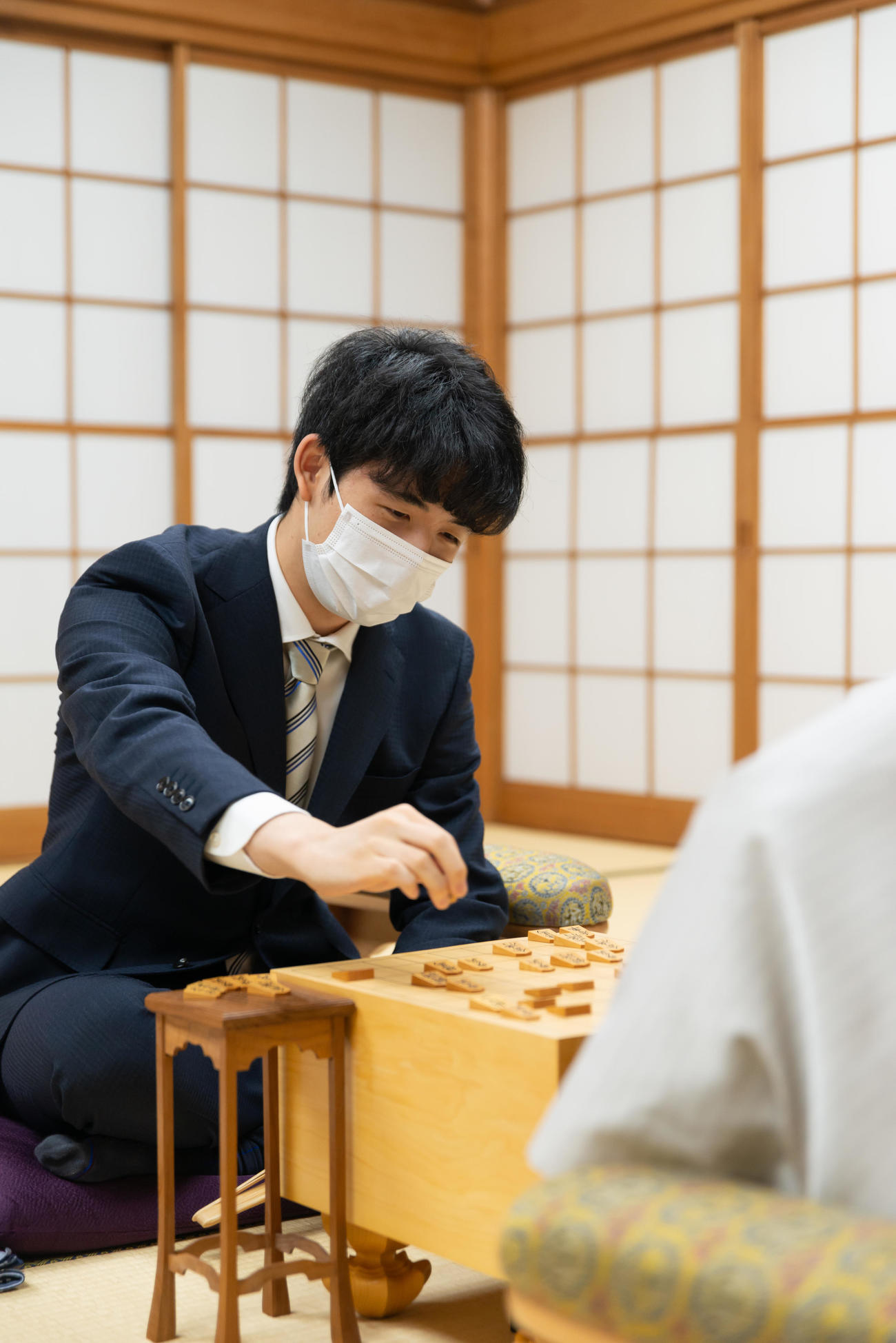 感想戦を行う藤井聡太七段（日本将棋連盟提供）
