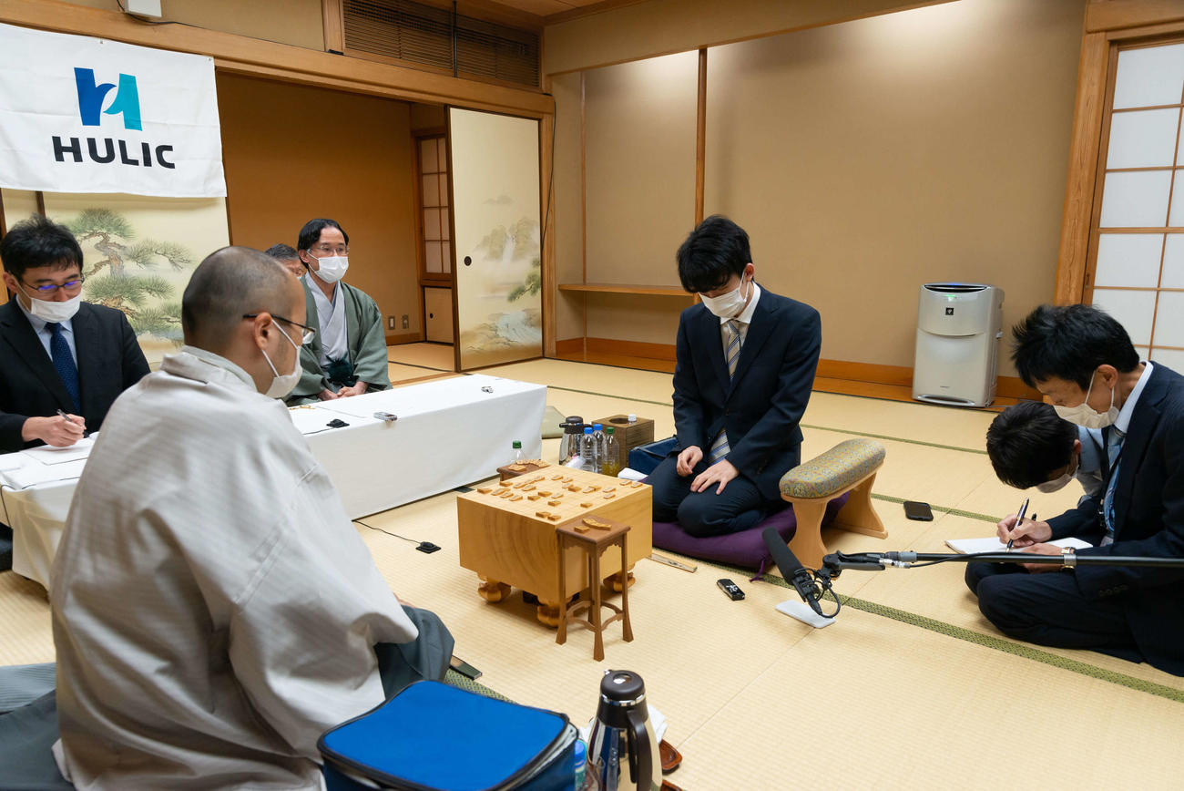終局後、インタビューに答える渡辺明棋聖（手前）、藤井聡太七段（日本将棋連盟提供）