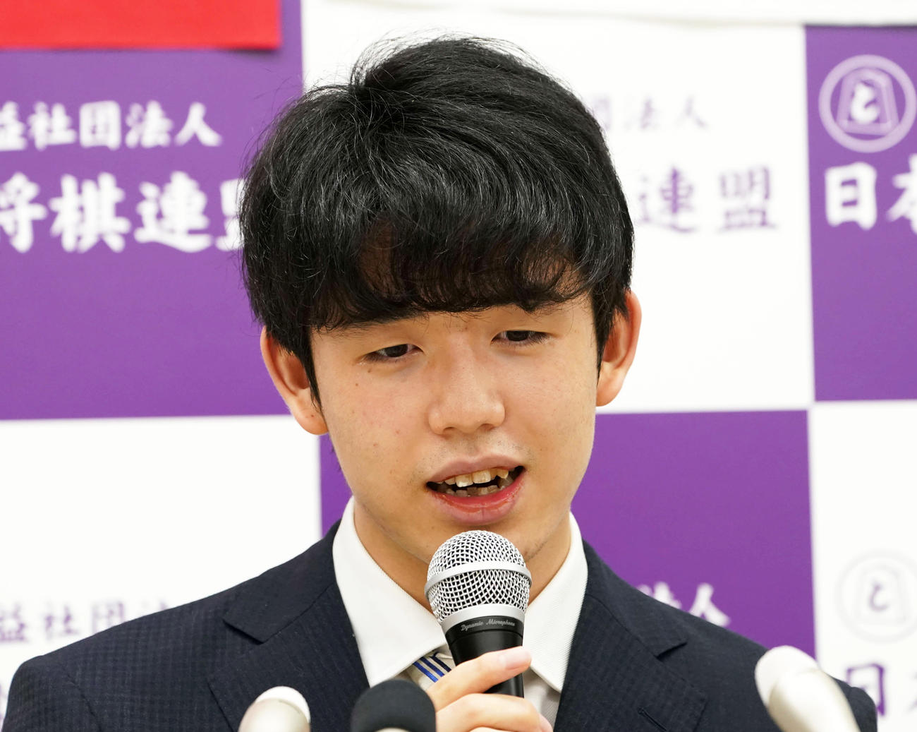 第91期ヒューリック杯棋聖戦5番勝負第1局で渡辺明棋聖に勝利し、会見に臨む藤井聡太七段（撮影・鈴木みどり）
