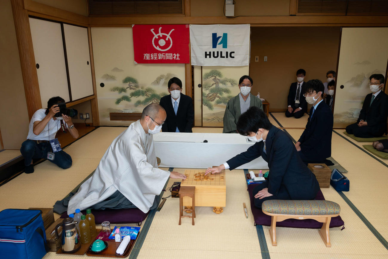 第91期棋聖戦5番勝負第1局に臨んだ渡辺明棋聖（左）、藤井聡太七段（日本将棋連盟提供）