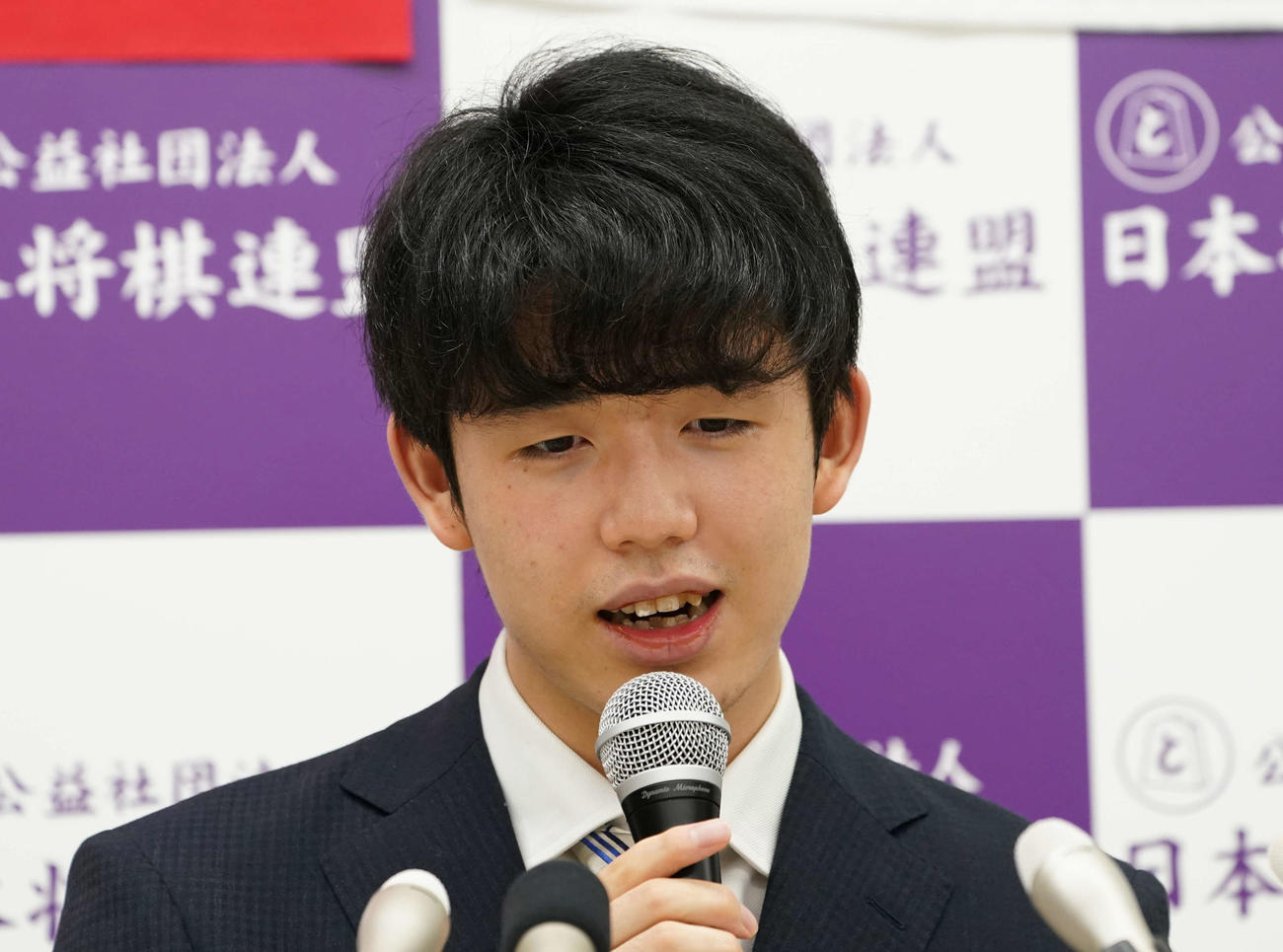 第91期ヒューリック杯棋聖戦5番勝負第1局で渡辺明棋聖に勝利し、会見に臨む藤井聡太七段（2020年6月8日撮影）
