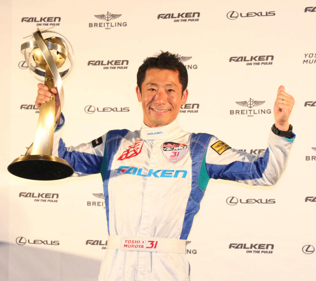 小型プロペラ機エアレース選手の室屋義秀（2017年10月19日撮影）