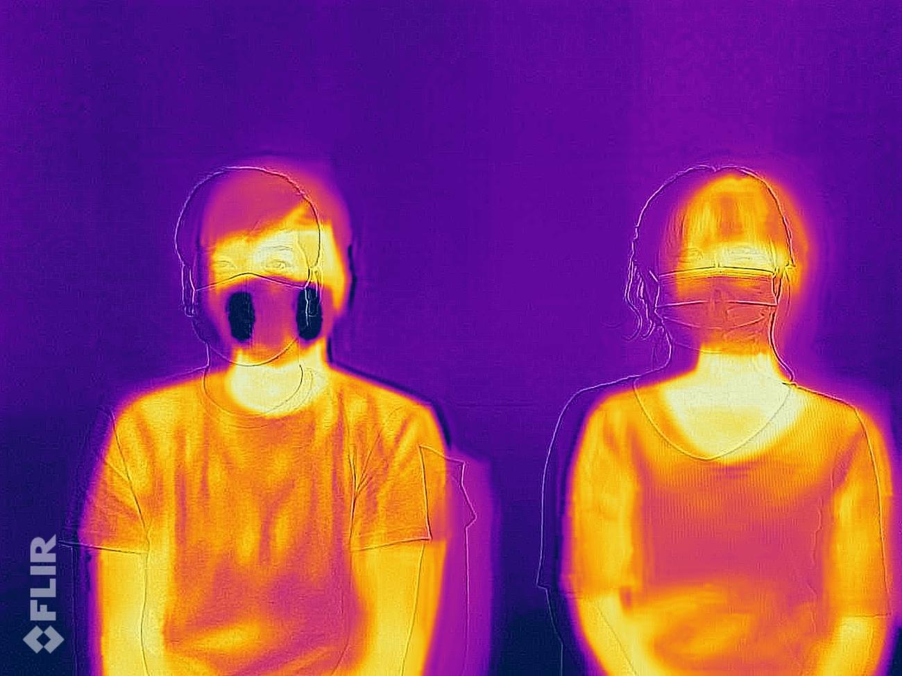 サーモグラフィーでみた「冷感夏マスクwith特製冷却ジェル」（左）。不織布マスク(右)と比較すると冷却効果が分かる（丸井織物提供）