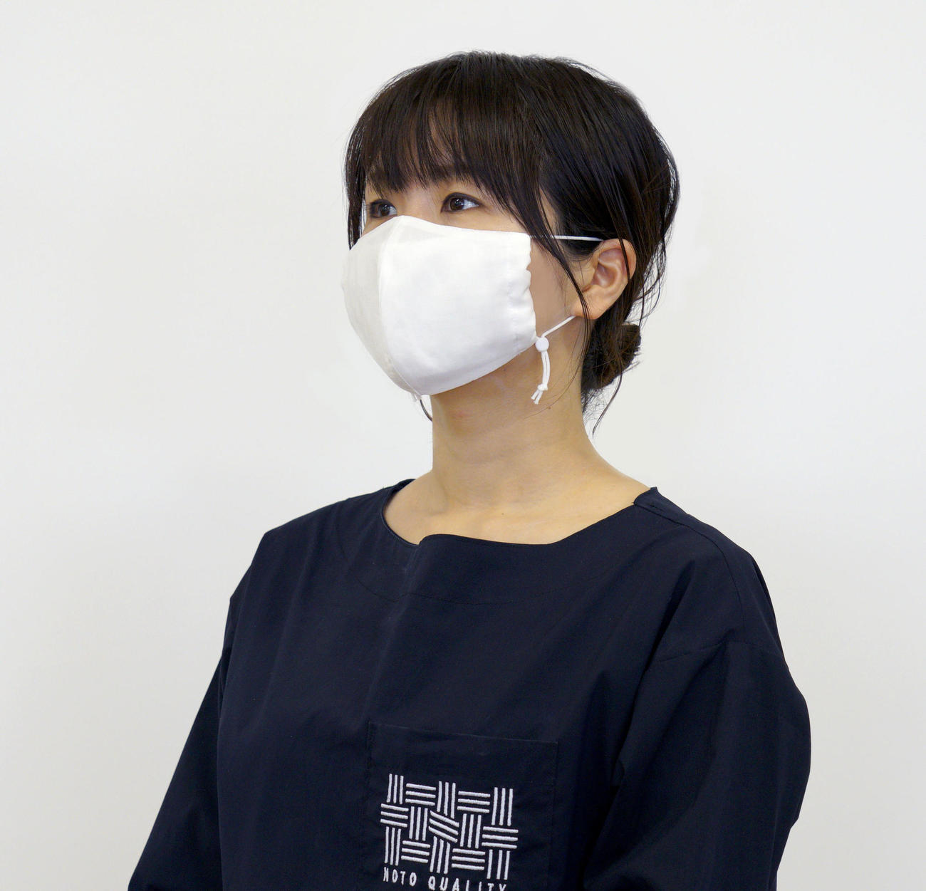 丸井織物が開発した「冷感夏マスクwith特製冷却ジェル」（丸井織物提供）