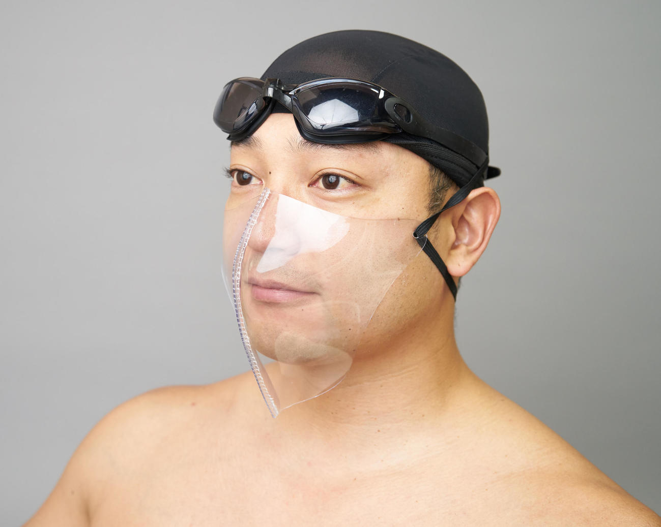 ロッキンプール社が開発販売している、水泳指導者用の耐水透明マスク（ロッキンプール提供）