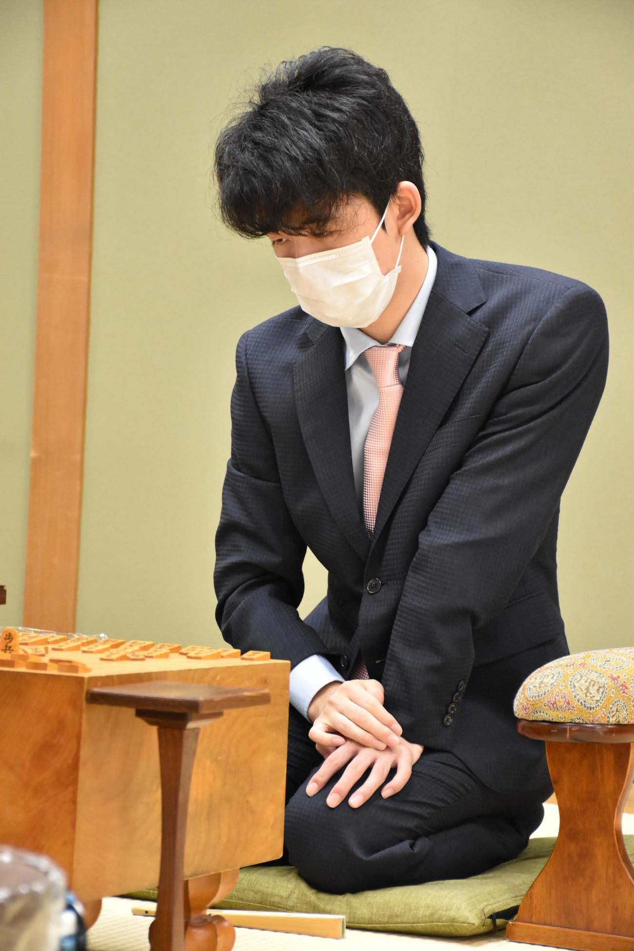 タイトル初挑戦から中1日で対局に臨んだ藤井聡太七段（日本将棋連盟提供）