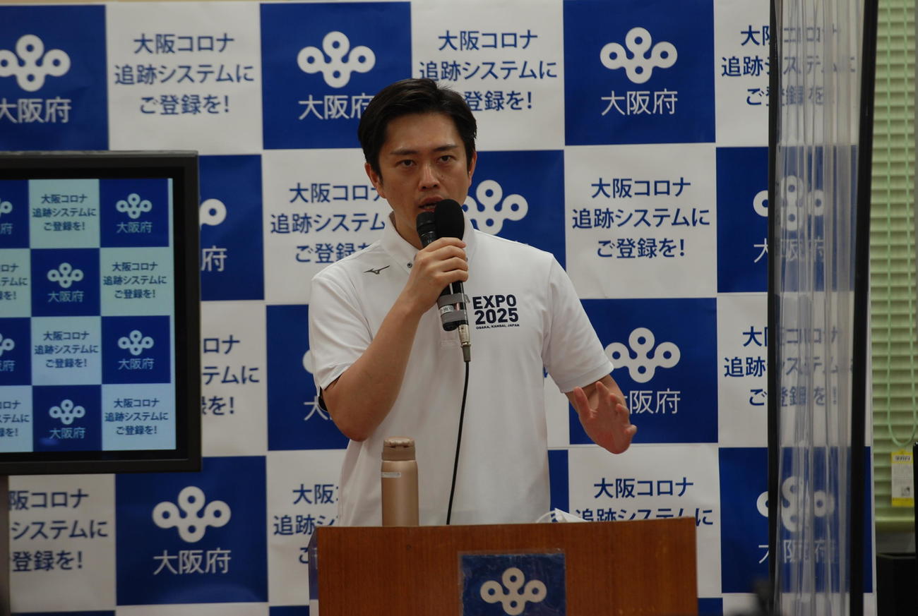 定例会見を行った大阪府の吉村洋文知事（撮影・松浦隆司）