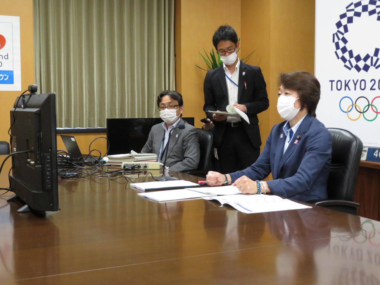 岩手県の達増拓也知事のオンライン面会に応じた橋本聖子五輪相（撮影・近藤由美子）
