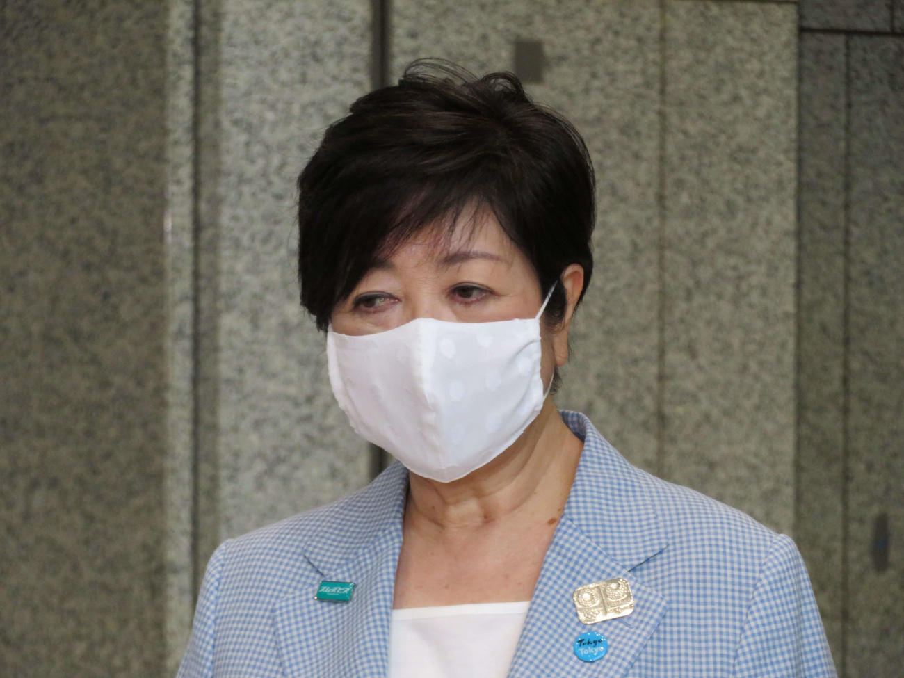 東京都庁で記者団の取材に応じた小池百合子知事（撮影・小早川宗一郎）