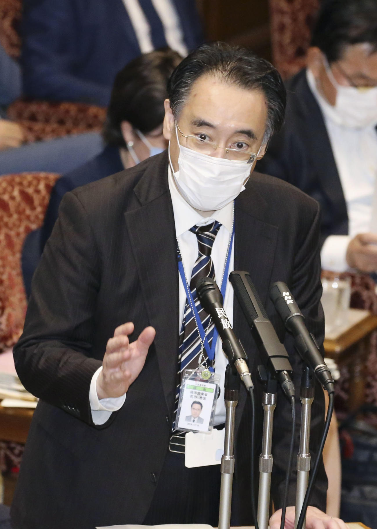 参院予算委で立憲民主党の蓮舫氏の質問に答える前田泰宏中小企業庁長官（共同）
