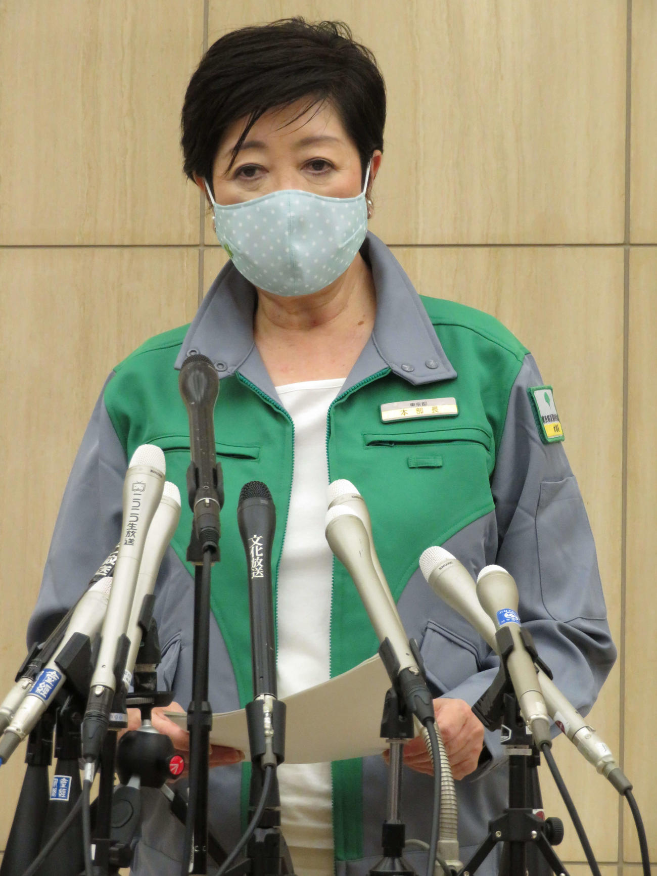 報道陣の取材に応じた東京都の小池百合子知事（撮影・近藤由美子）