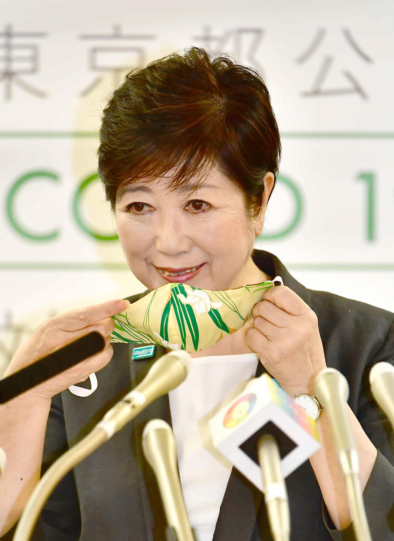 色鮮やかなマスクをはずし定例会見に臨む小池東京都知事（撮影・小沢裕）