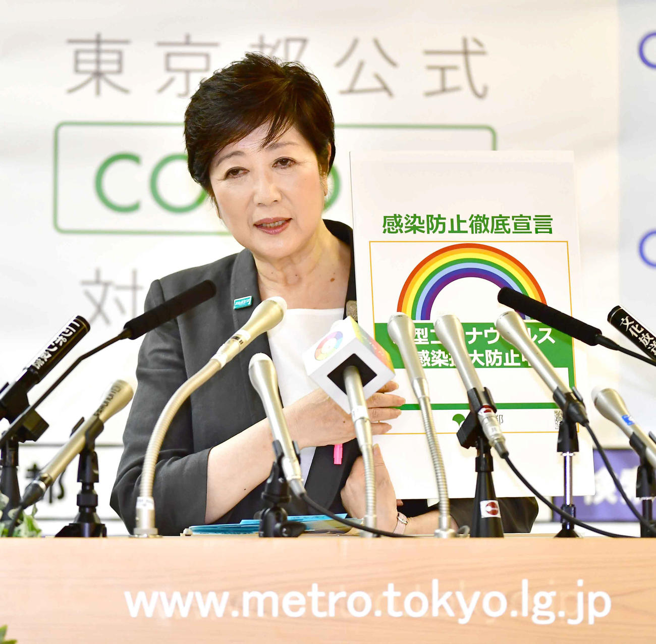 定例会見に臨む小池東京都知事（撮影・小沢裕）