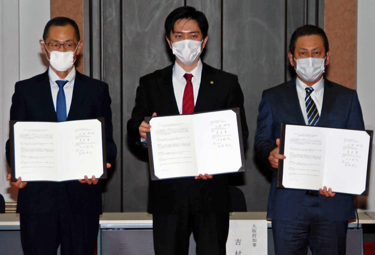 連携協定を結んだ左から京大iPS細胞研究所の山中伸弥教授、大阪府の吉村洋文知事、大阪市大大学院医学研究科の河田則文科長（撮影・松浦隆司）