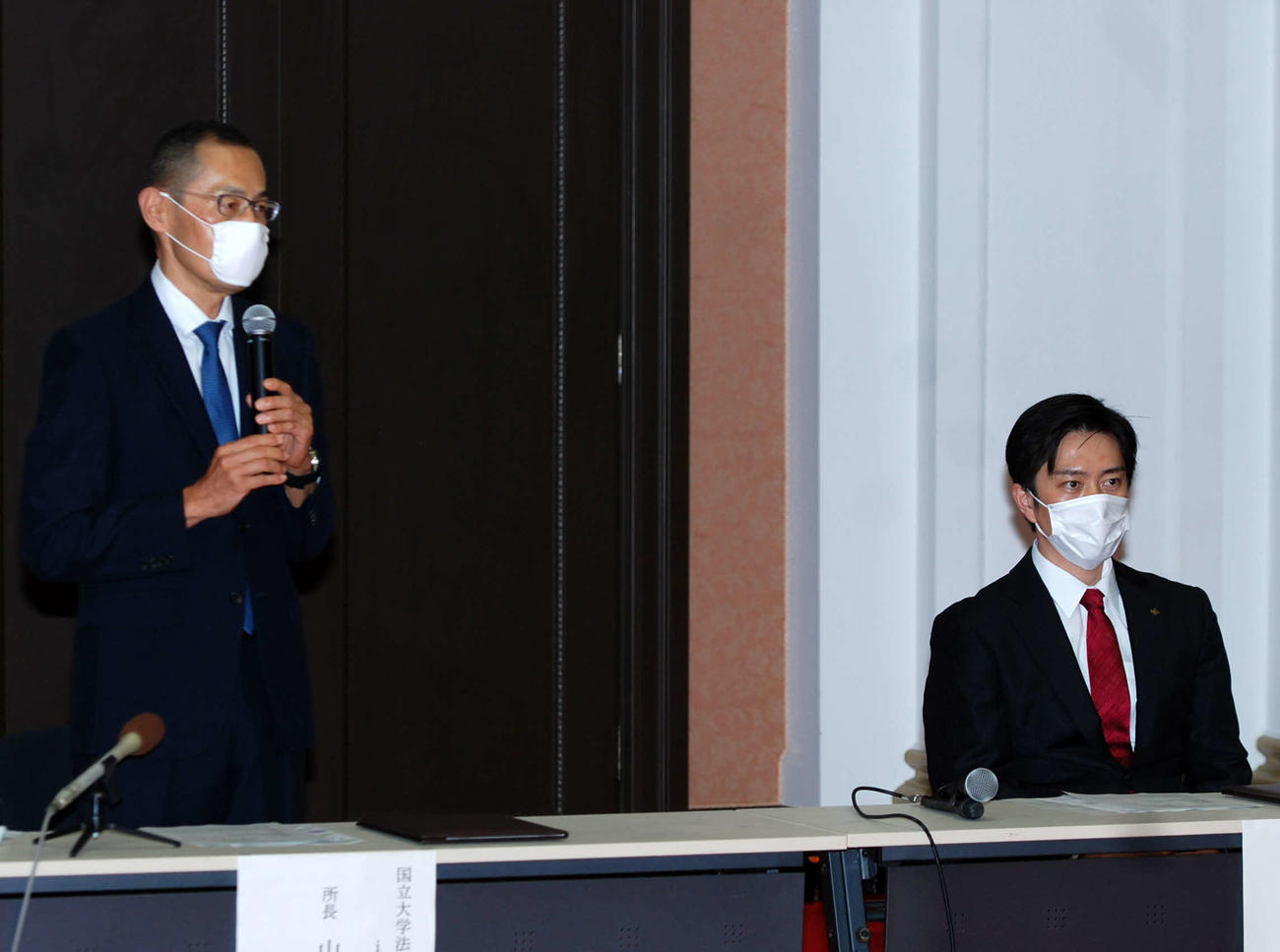 連携協定の発表会見であいさつする京大iPS細胞研究所の山中伸弥教授（左）。右は大阪府の吉村洋文知事（撮影・松浦隆司）