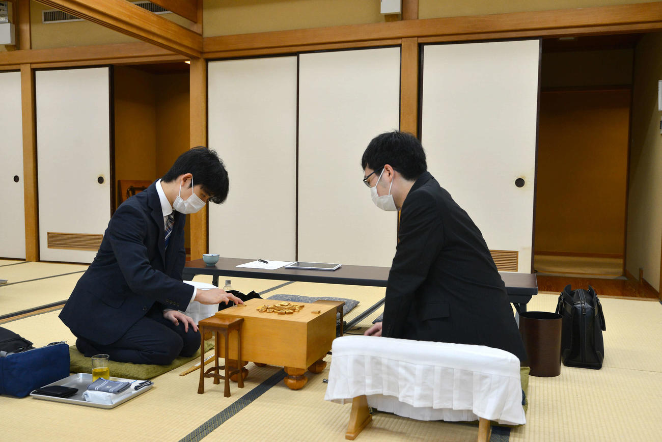 第61期王位戦挑戦者決定リーグ戦最終一斉対局に臨んだ藤井聡太七段（左）、阿部健治郎七段（日本将棋連盟提供）