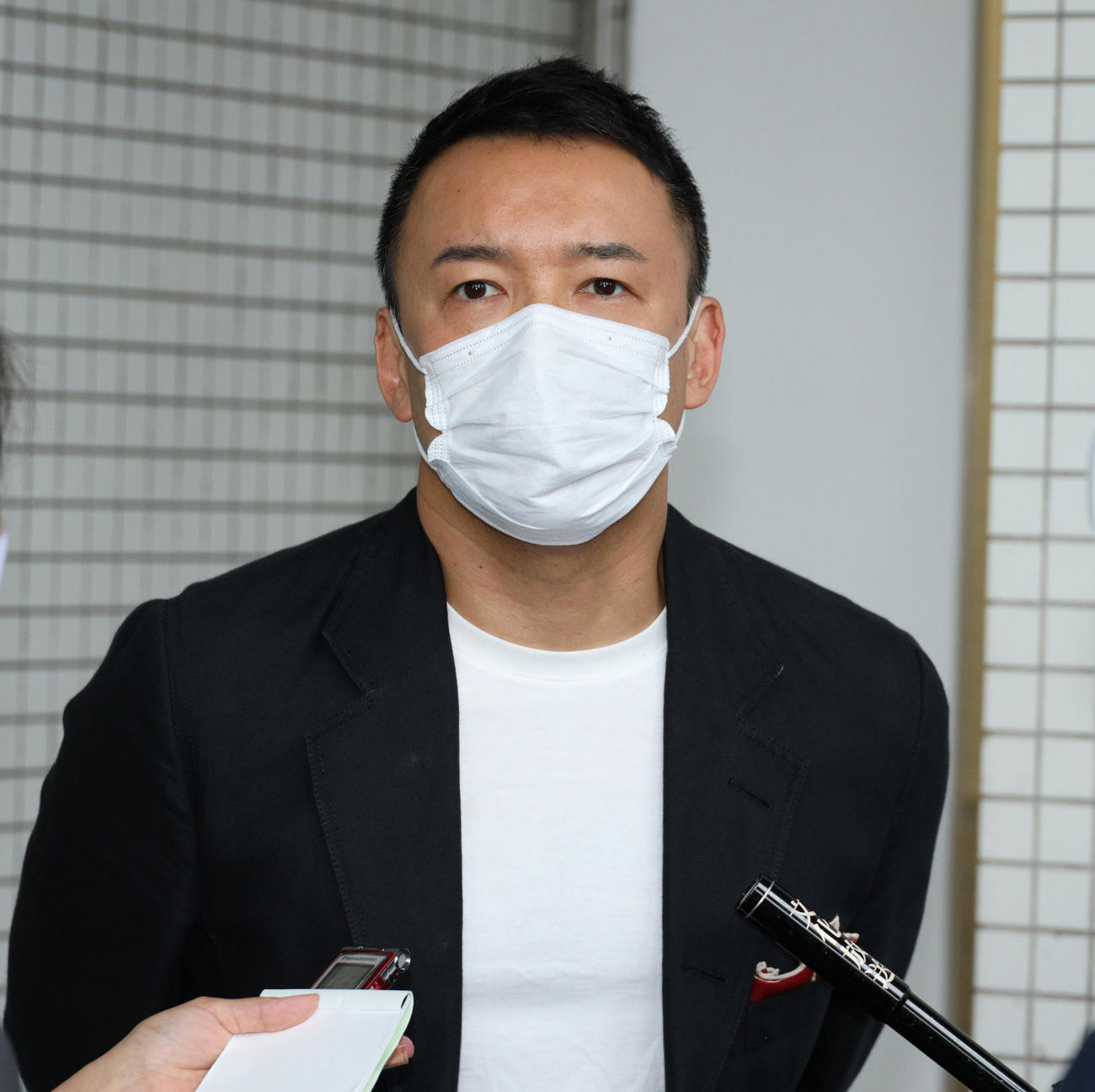 ラジオ番組出演後、囲み会見に応じた山本太郎氏だったが、東京都知事選挙出馬の明言は避けた（撮影・中島郁夫）