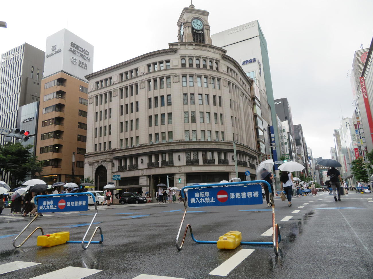 新型コロナウイルスの影響で中止していた東京・銀座の歩行者天国が復活し、道路を歩く人々（撮影・佐藤成）