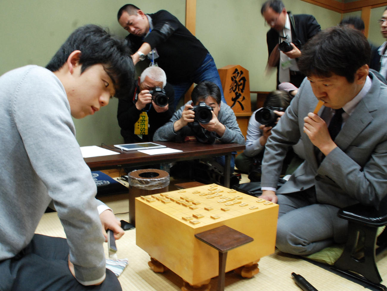第68期王将戦1次予選で対局後に感想戦を行う藤井聡太六段（手前）と杉本昌隆七段（2018年3月8日撮影）