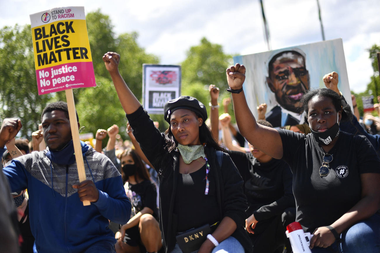 英国ロンドンで抗議するデモ参加者も「Black Lives Matter」と共通の標語を掲げた（ＡＰ）