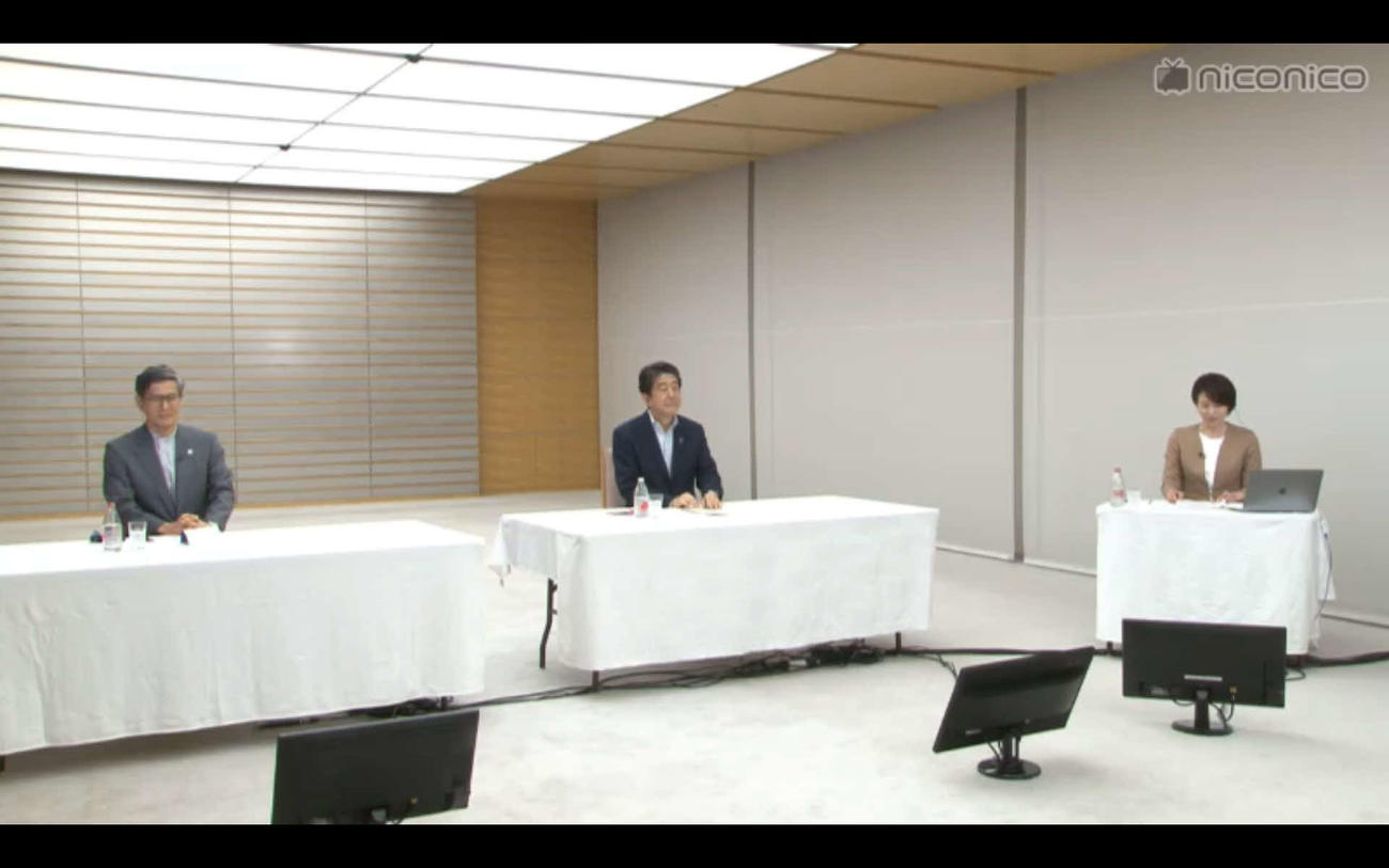 ニコニコ動画の「安倍総理が新型コロナ対応についてみんなの質問に答える生放送」に出演した、左から基本的対処方針等諮問委員会の尾身茂会長、安倍晋三首相、馬場典子アナウンサー