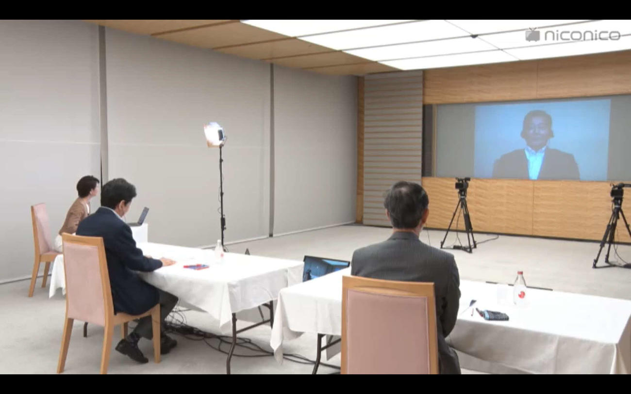 ニコニコ動画の「安倍総理が新型コロナ対応についてみんなの質問に答える生放送」にリモートで出演した梨田昌孝氏。左手前から馬場典子アナウンサー、安倍晋三首相、基本的対処方針等諮問委員会の尾身茂会長
