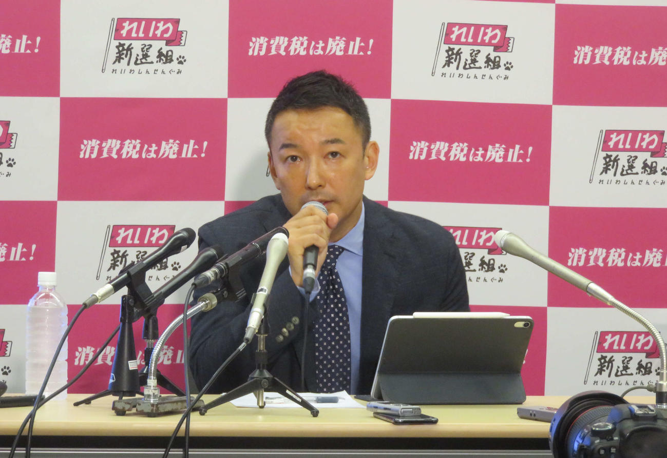 東京都知事選への立候補を表明し、記者会見するれいわ新選組の山本代表（撮影・大上悟）