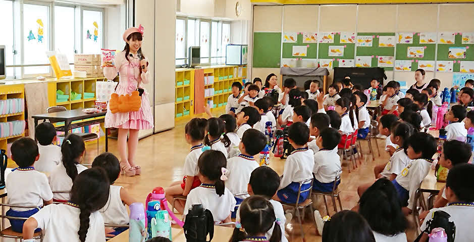 幼稚園でかにぱん教室を開く望月沙枝子さん（提供写真）