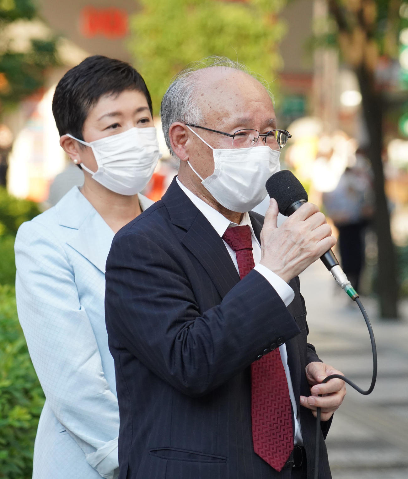 有楽町駅前で街頭演説を行った、東京都知事選出馬表明をしている元日弁連会長の宇都宮健児氏。左は立憲民主党の辻元清美幹事長代行（撮影・佐藤成）