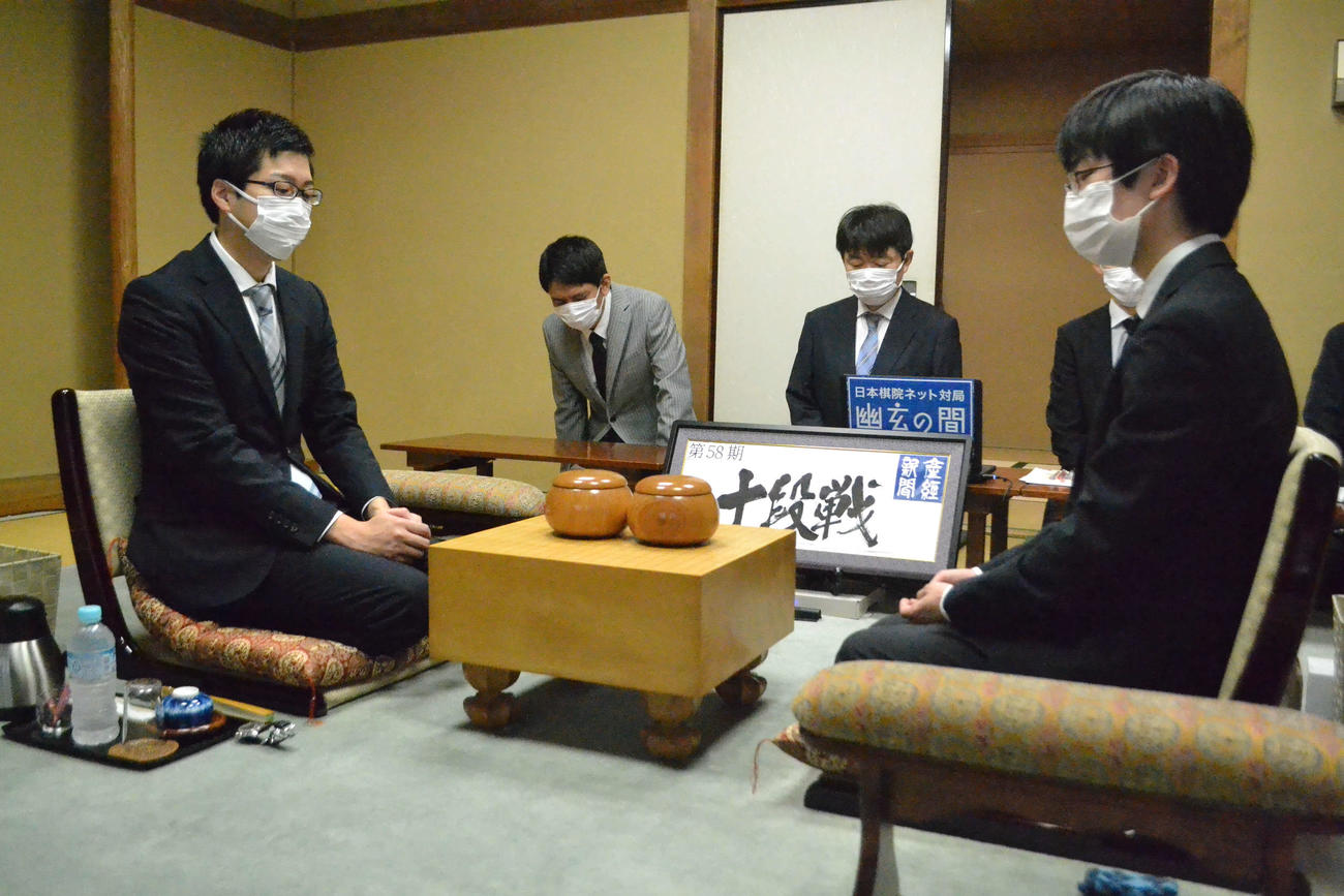 再開された囲碁の第58期十段戦5番勝負の第3局に臨む村川大介十段（左）と芝野虎丸名人（右）