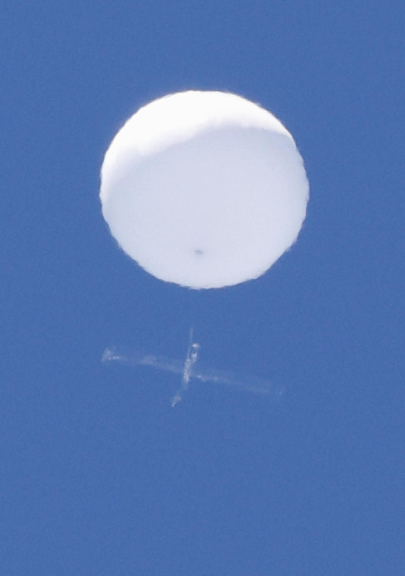 仙台市の上空に浮かんだ風船のような白い球体（共同）
