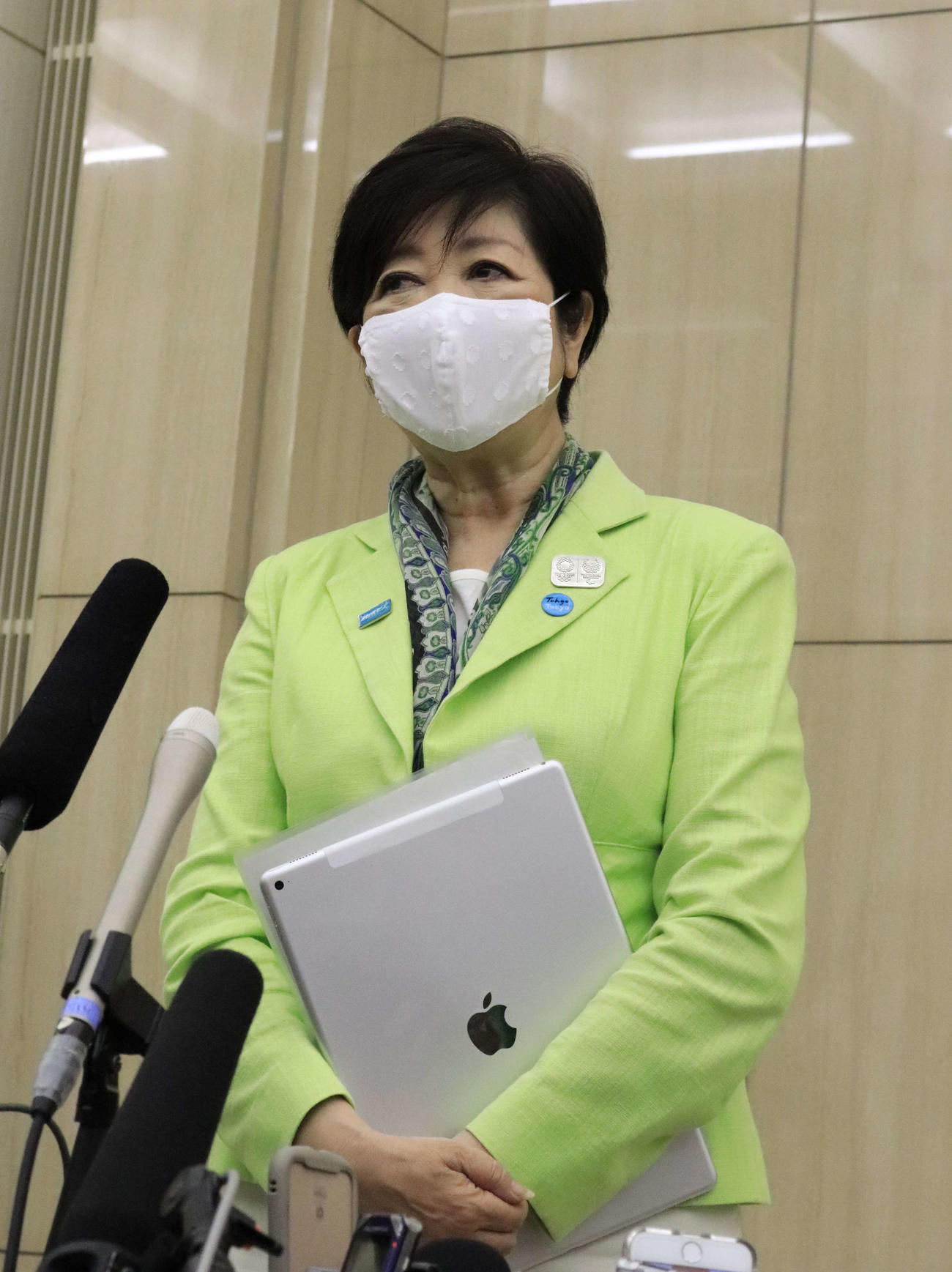東京都庁で記者団の取材に応じた小池百合子知事（撮影・小早川宗一郎）