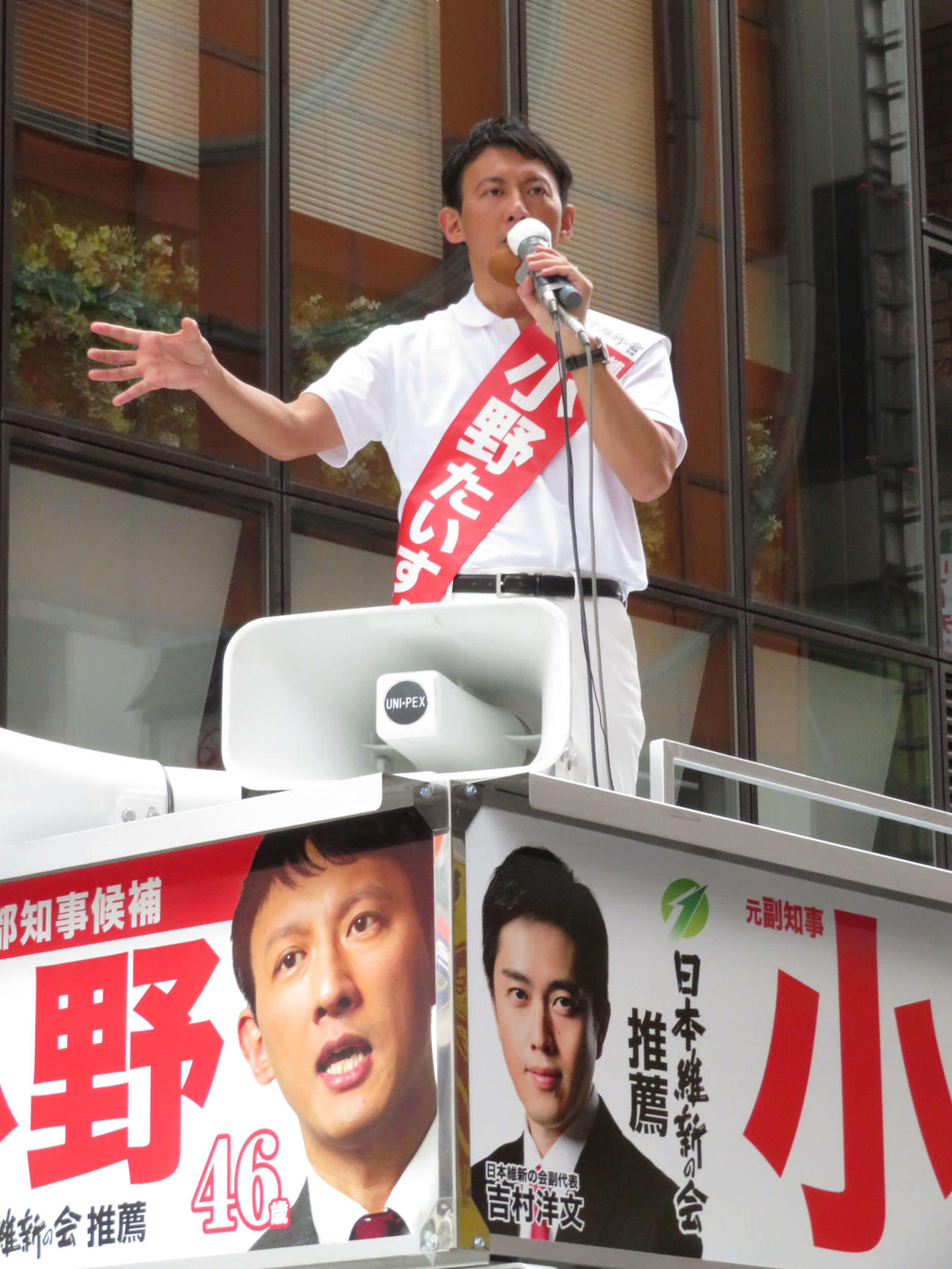東京都新宿区歌舞伎町1丁目で都知事選の第一声を行った小野泰輔氏（撮影・村上幸将）