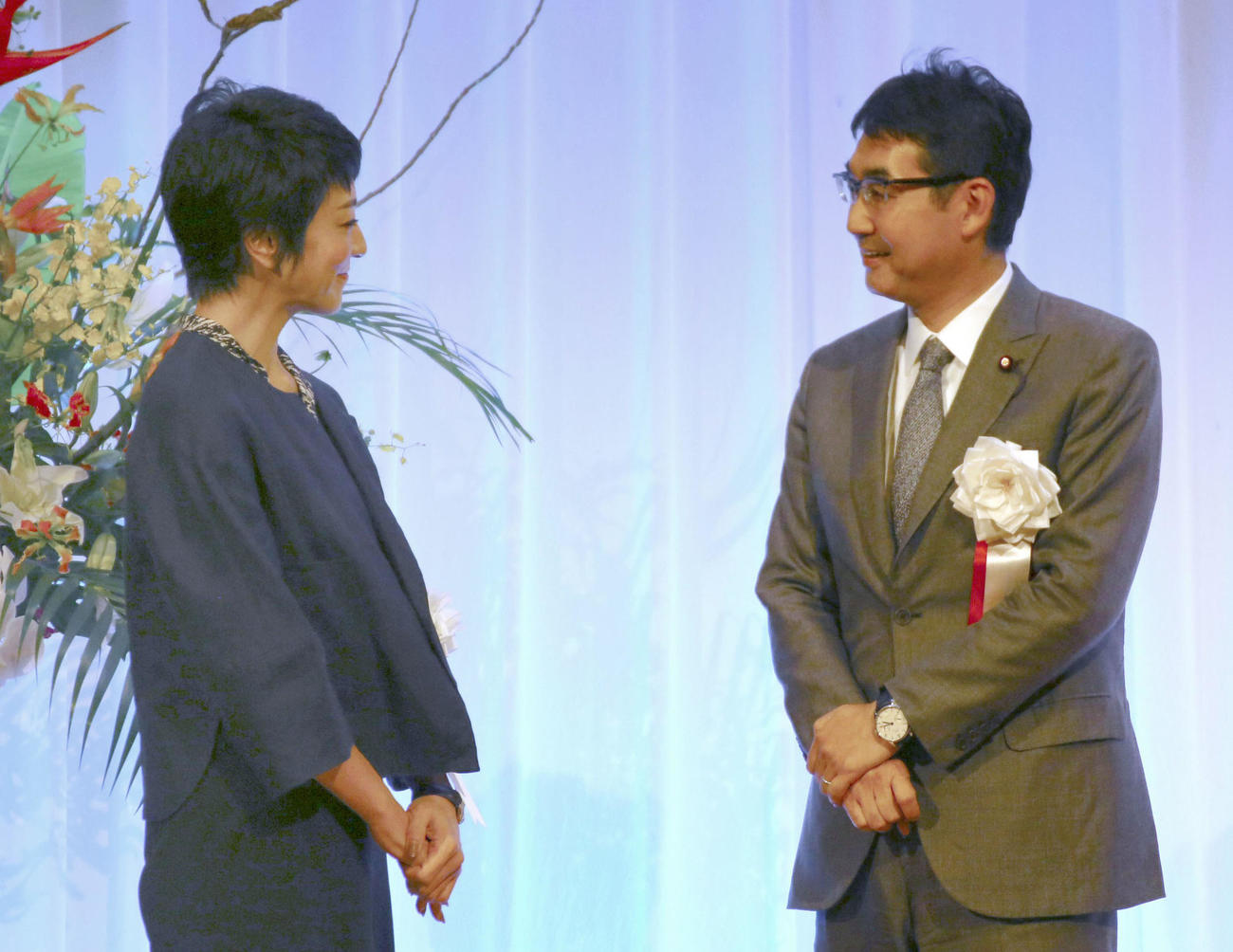 19年9月、広島市のホテルで開かれた政治資金パーティーで、見つめ合う河井克行容疑者（右）と妻の案里容疑者（共同）