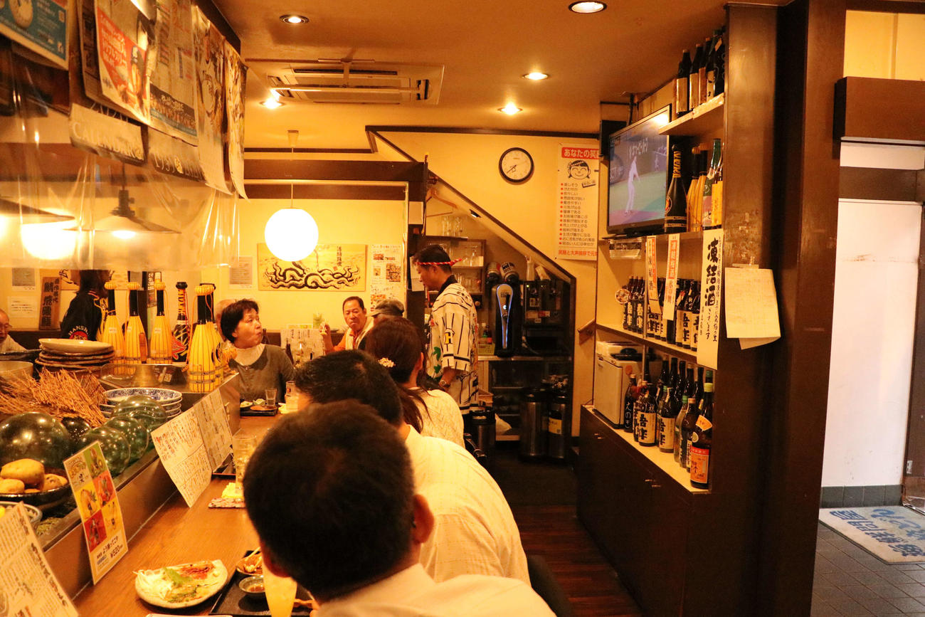 大阪市内の居酒屋でテレビ観戦する客（撮影・南谷竜則）