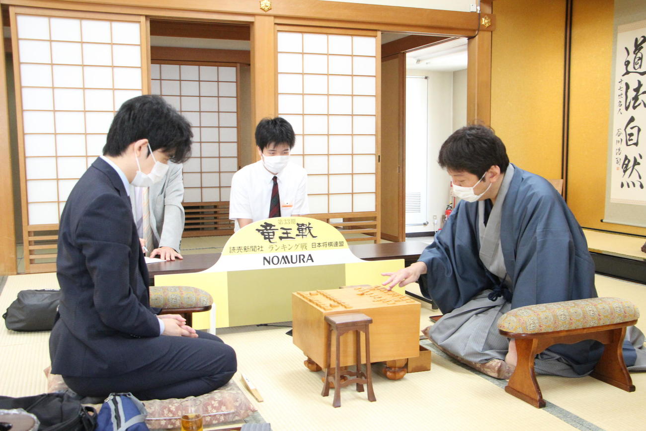 師弟対決に臨む藤井聡太七段（左）、杉本昌隆八段（日本将棋連盟提供）