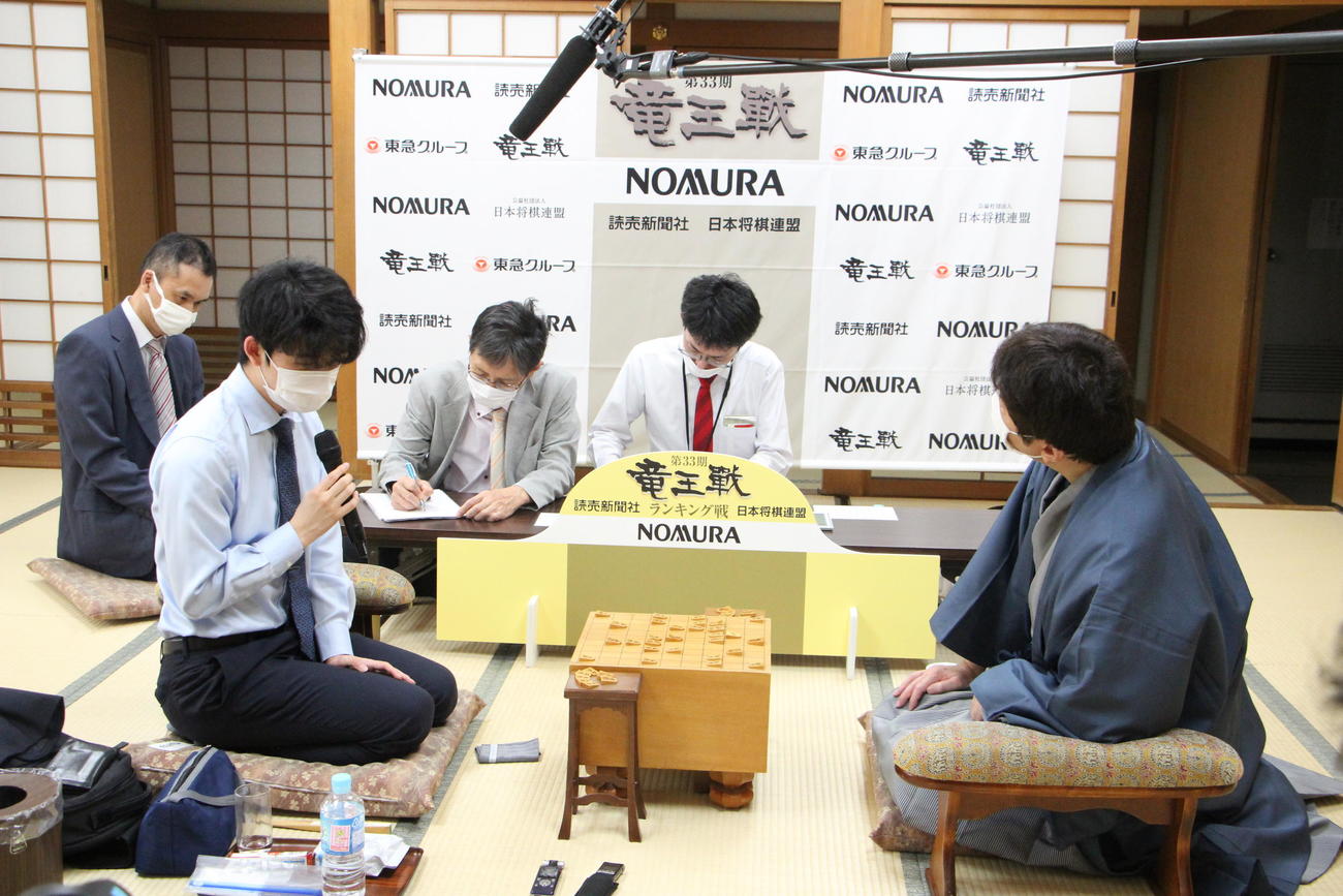 師弟対決を終え、インタビューに答える藤井聡太七段（左）。右は杉本昌隆八段（日本将棋連盟提供）
