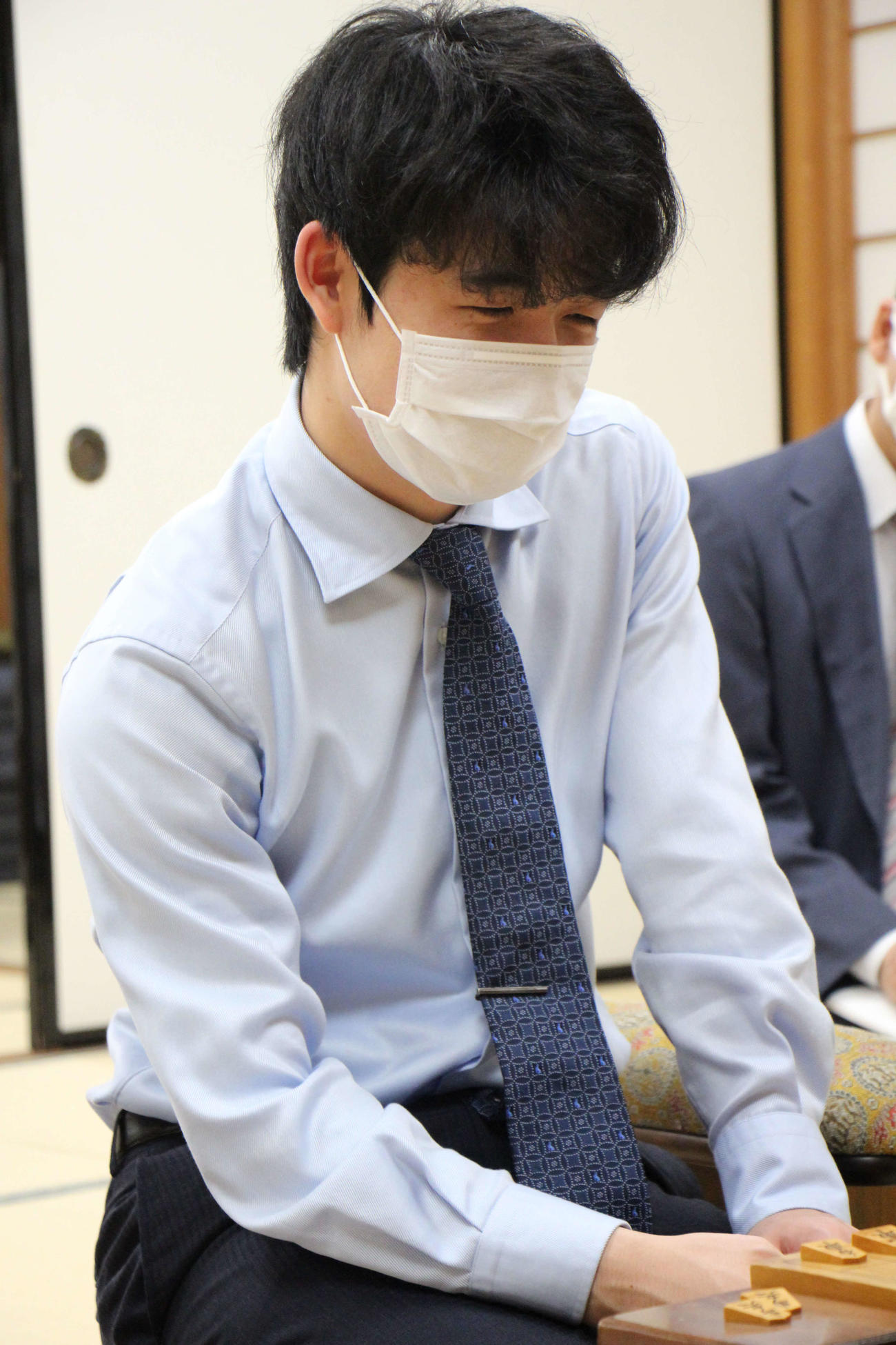 師弟対決を終え、感想戦を行う藤井聡太七段（日本将棋連盟提供）