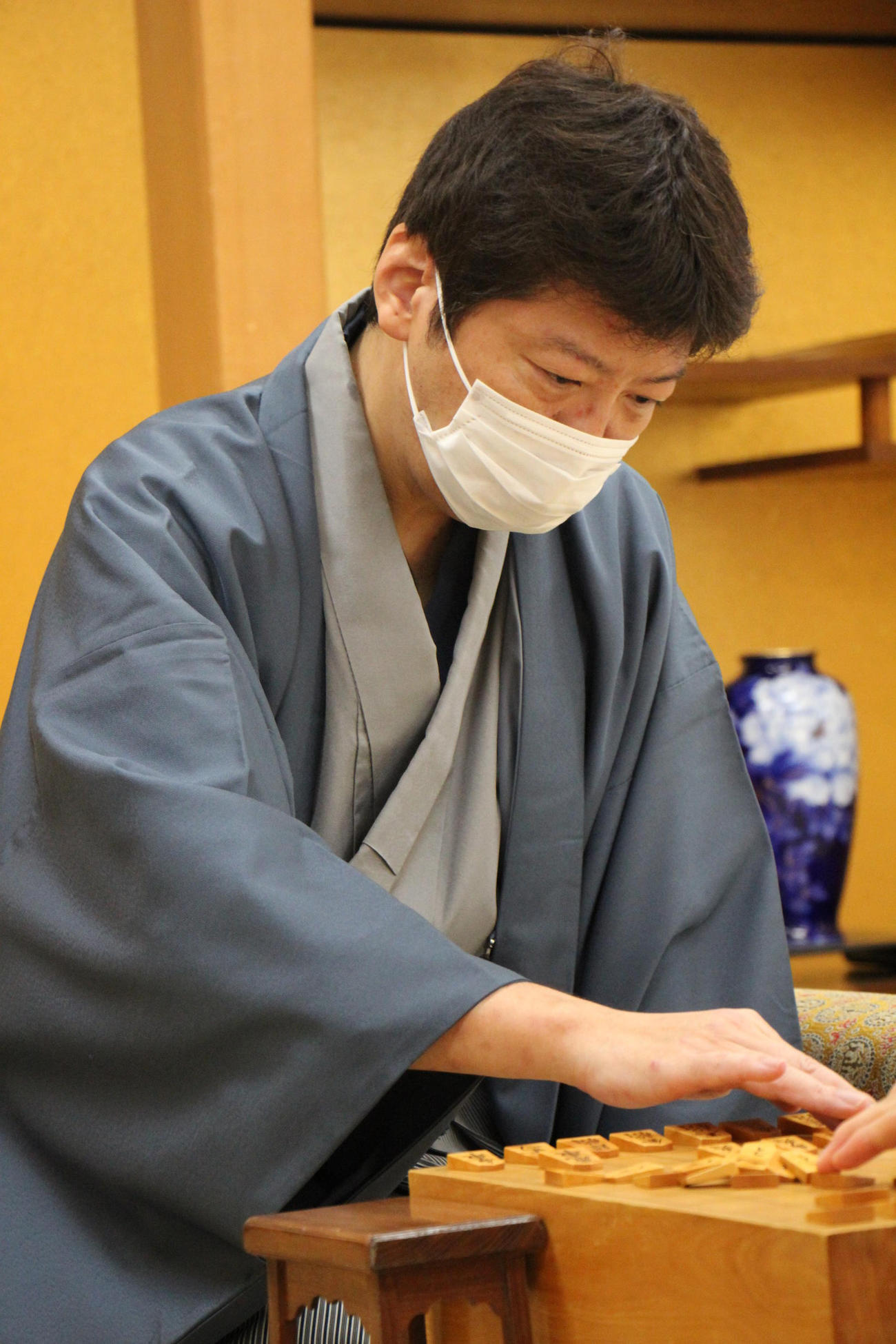 和服姿で師弟対決に臨む杉本昌隆八段（日本将棋連盟提供）
