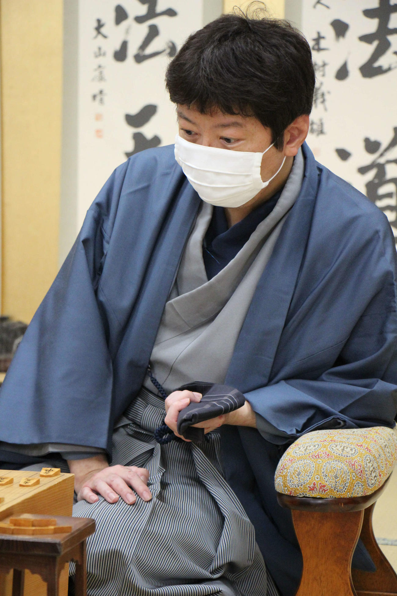 感想戦をする杉本昌隆八段（日本将棋連盟提供）