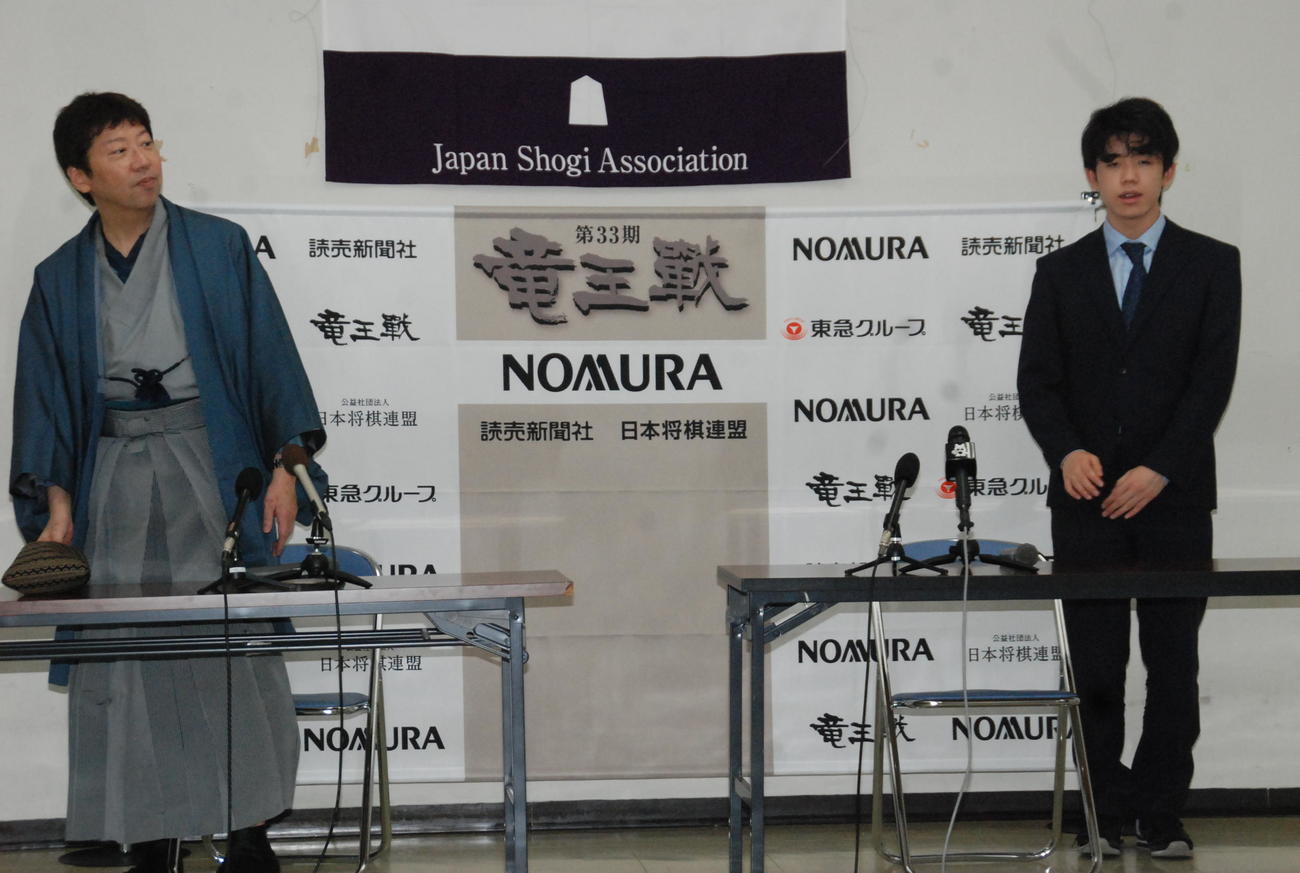 師弟対決を終え、会見する藤井聡太七段（右）、杉本昌隆八段（日本将棋連盟提供）