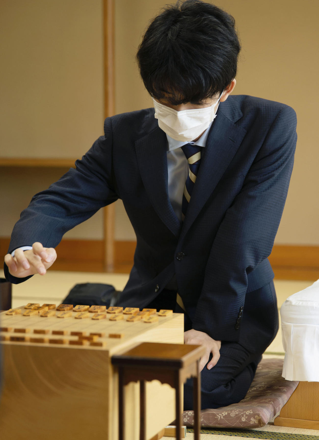 第61期王位戦の挑戦者決定戦で初手を指す藤井聡太七段（日本将棋連盟提供）