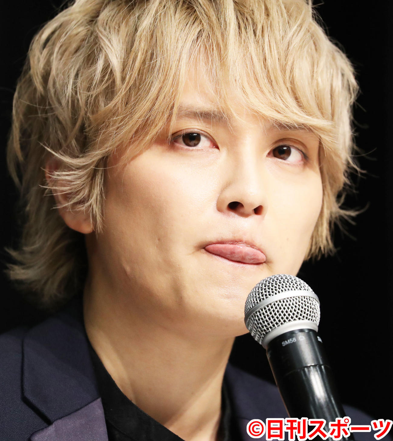 会見で唇をなめる元NEWS手越祐也（撮影・狩俣裕三）