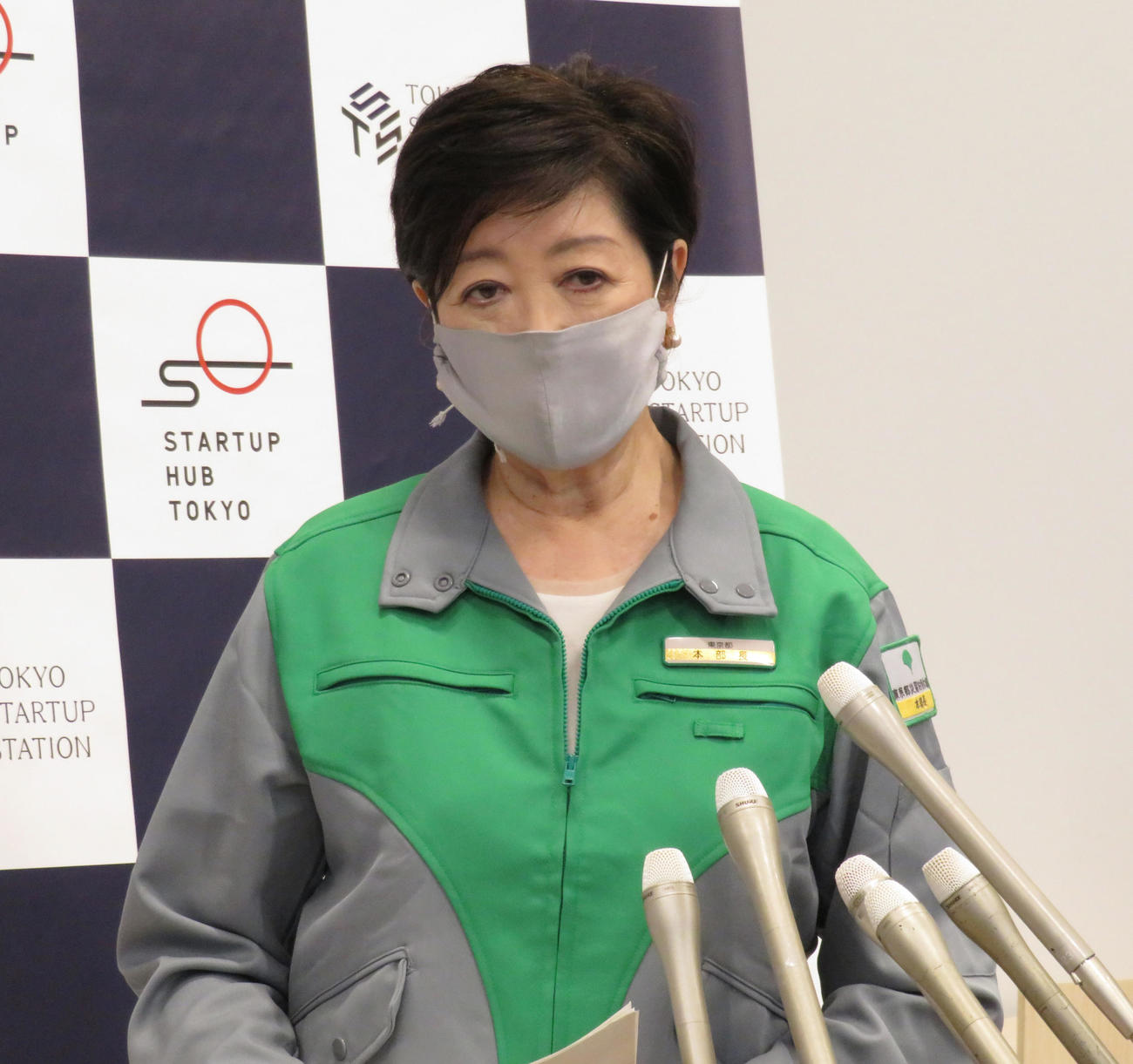 「TOKYO創業ステーションTAMA」の行政視察後、取材に応じた東京都の小池百合子知事（撮影・佐藤勝亮）