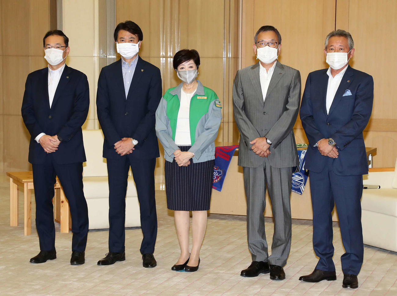 Jリーグ再開を控え小池東京都知事（中央）を訪問し写真に納まる、左から東京Vの羽生社長、東京の大金社長、1人おいて村井チェアマン、町田の下川会長（撮影・丹羽敏通）