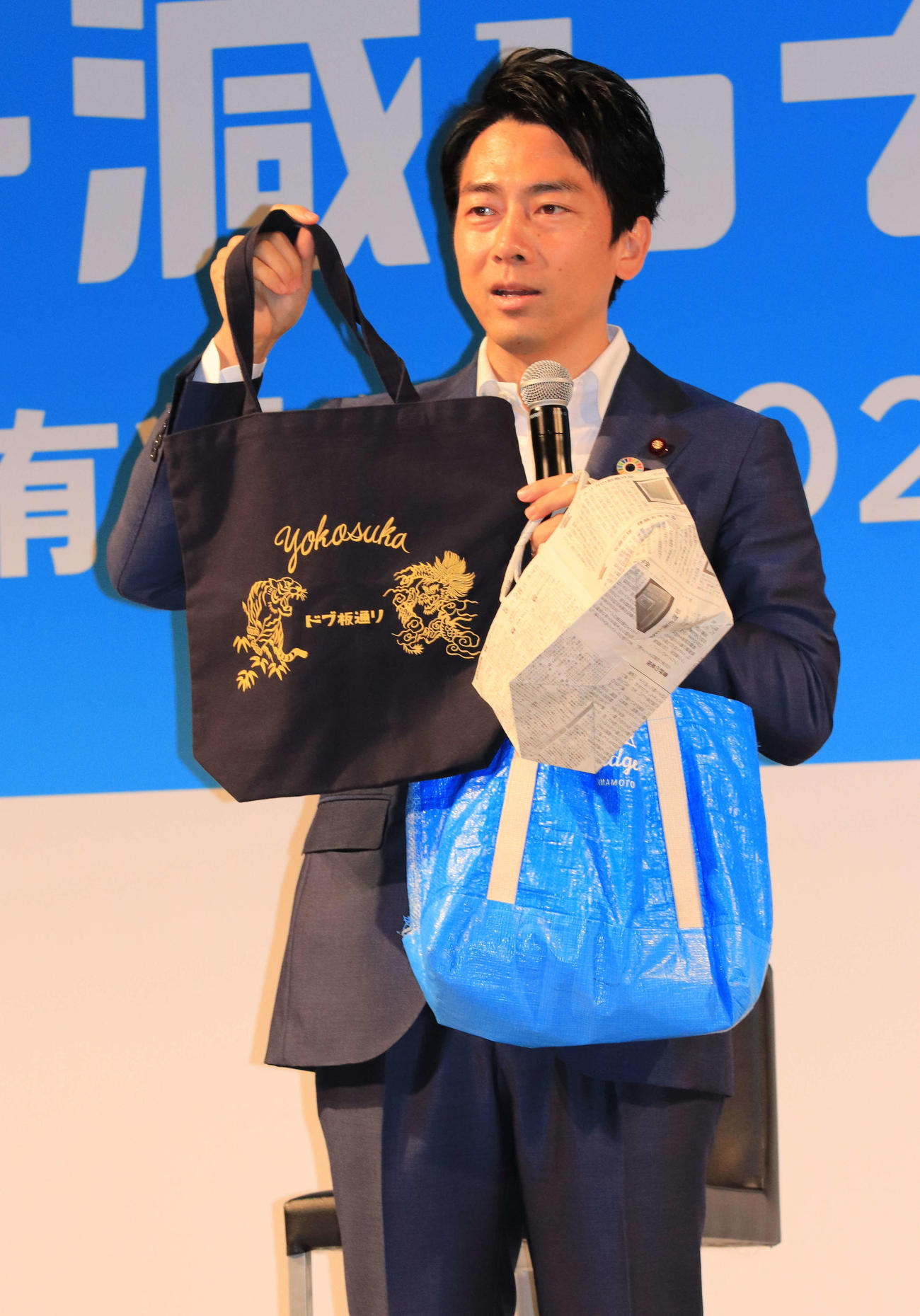 都内でイベントに出席し、自らのエコバッグを披露する小泉進次郎氏（撮影・小早川宗一郎）
