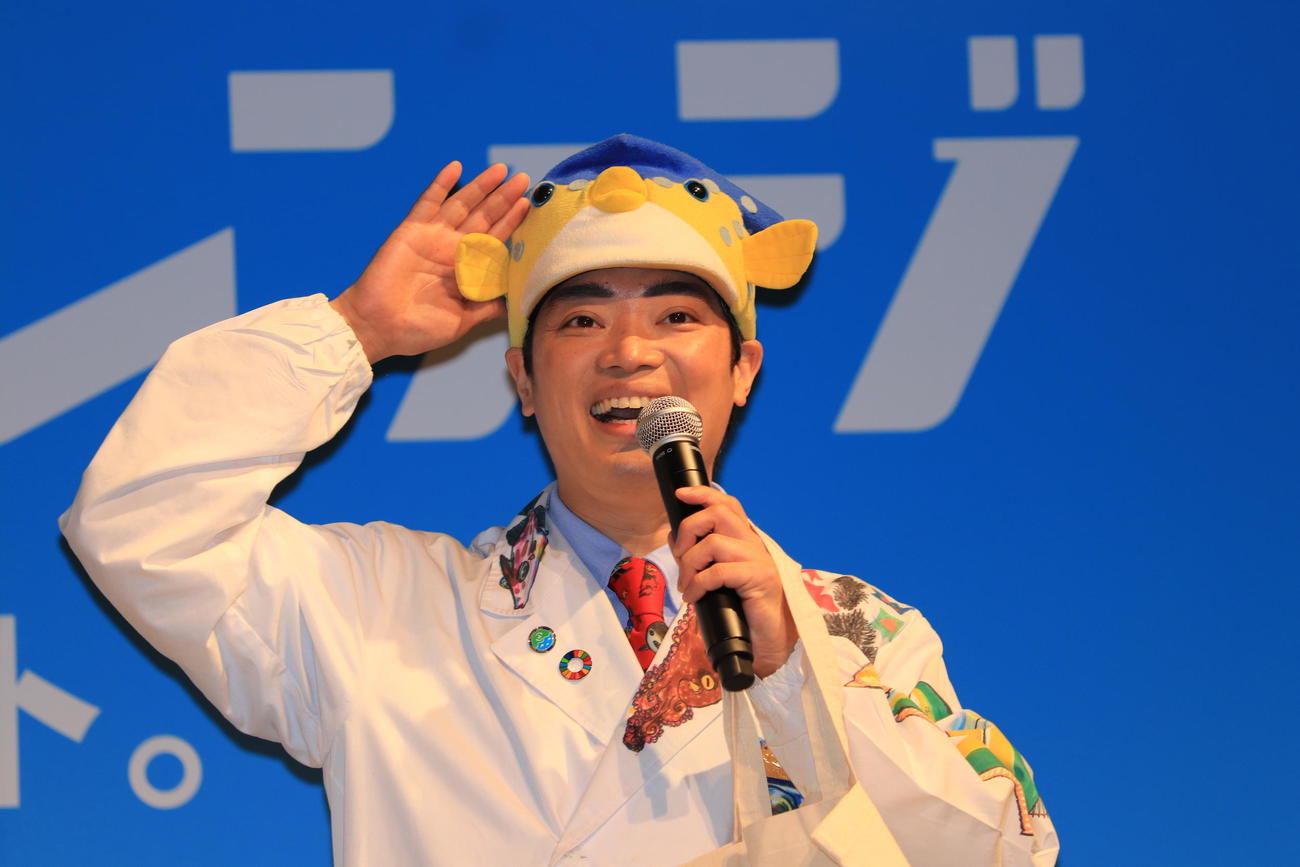都内でイベントに出席し、プラスチックごみゼロを訴えるさかなクン（撮影・小早川宗一郎）