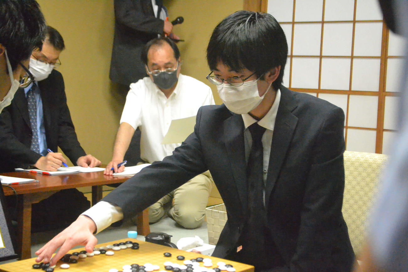 囲碁の第58期十段戦5番勝負で村川大介十段を下し、タイトルを奪取するとともに3冠を獲得した芝野虎丸名人